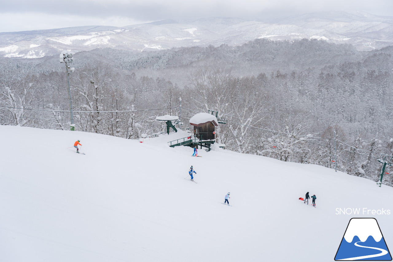 かもい岳国際スキー場｜今季の降雪量は、道内トップクラス！クリスマスイブのレポートは、積雪たっぷりの『かもい岳』(^^)v